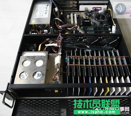 服務(wù)器內(nèi)部結(jié)構(gòu)（與普通電腦相似，只是配置更高，硬件質(zhì)量更好）